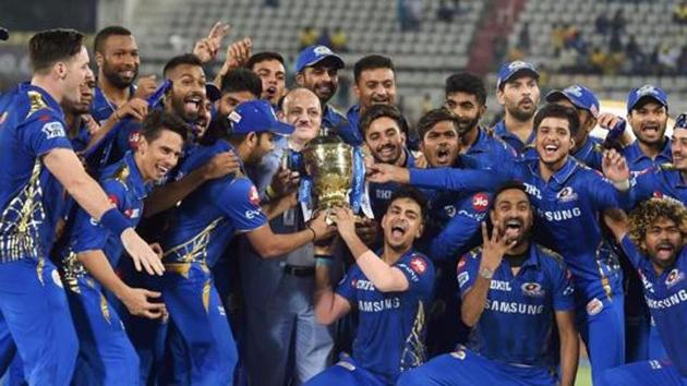 Mumbai Indians (MI) skipper Rohit Sharma with his teammates celebrating with Indian Premier League 2019 winning trophy.(PTI)