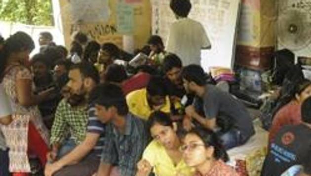 Over 1,000 para teachers are on an indefinite sit-in at Central Park, Salt Lake since November 11. (Representational image)(Samir Jana/HT PHOTO) Over 1,000 para teachers are on an indefinite sit-in at Central Park, Salt Lake since November 11. (Representational image)(Samir Jana/HT PHOTO)
