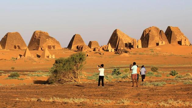 Tourists take pictures of the Royal Cemeteries of Meroe Pyramids in Begrawiya. Sudan has more - though smaller - pyramids than Egypt, but attracted only about 700,000 tourists in 2018 compared to some 10 million in its northern neighbour. (Mohamed Nureldin Abdallah / REUTERS) Tourists take pictures of the Royal Cemeteries of Meroe Pyramids in Begrawiya. Sudan has more - though smaller - pyramids than Egypt, but attracted only about 700,000 tourists in 2018 compared to some 10 million in its northern neighbour. (Mohamed Nureldin Abdallah / REUTERS)