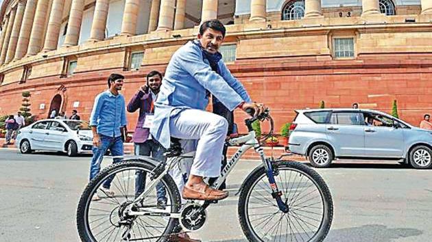 BJP MP Manoj Tiwari arrives for the winter session on a bicycle on Monday.(Burhaan Kinu/HT Photo)