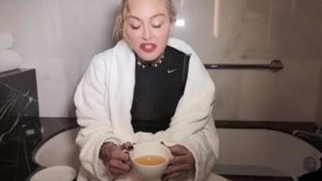 Bain glacé et tasse d'urine ? L'improbable vidéo de Madonna