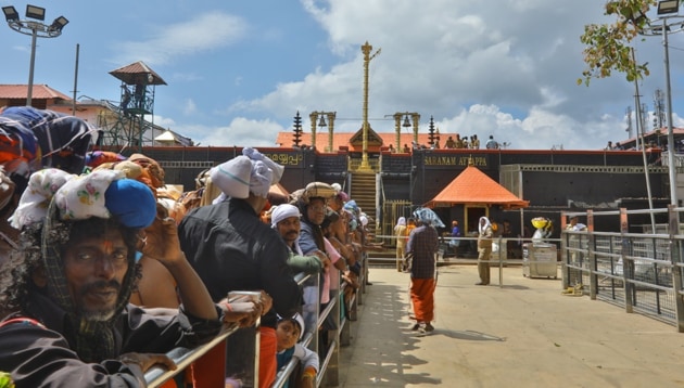 Pilgrims wait their turn at Sabarimala temple in Kerala.(Viivek Nair/HT Photo)