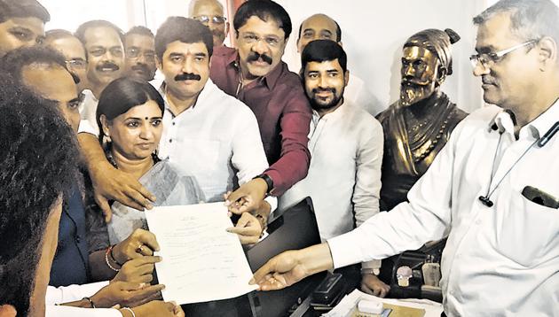 Bharatiya Janata Party’s Murlidhar Mohol (fourth from right) filed his nomination for mayor’s post on Monday along with Madhuri Misal (grey sari) and other party leaders. (HT/PHOTO) Bharatiya Janata Party’s Murlidhar Mohol (fourth from right) filed his nomination for mayor’s post on Monday along with Madhuri Misal (grey sari) and other party leaders. (HT/PHOTO)