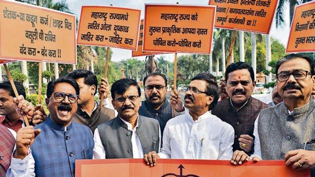 Shiv Sena MPs Sanjay Raut, Arvind Sawant (L) and others protest at Parliament(ANI Photo)