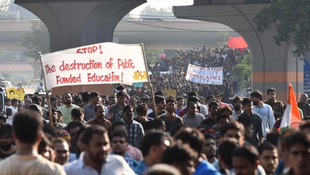 Students of Jawaharlal Nehru University (JNU) march towards Parliament during a protest against fee hike. Around 100 JNU students, including students’ union president, were detained and some were injured when police allegedly baton-charged protestors who were marching towards Parliament on the first day of Winter Session demanding a total rollback of the hostel fee hike. (Sanchit Khanna / HT Photo)