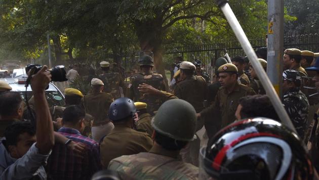 Police lathi charge students of Jawaharlal Nehru University (JNU) during a protest against fee hike, at Safdarjung. Some teachers were also injured. Police officials said the crowd was blocking the routes for ambulances of AIIMS and Safdarjung hospital, but denied all allegations of lathicharge. (Sanchit Khanna / HT Photo)