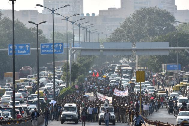 Traffic jams were reported from many roads in south Delhi on Monday as the traffic police imposed restrictions to facilitate the march of protesting JNU students. Metro commuters in central Delhi were also inconvenienced with the DMRC closing entry and exit at four metro stations near Parliament so that agitating students couldn’t reach Lutyens’ Delhi. (Sanchit Khanna / HT Photo)