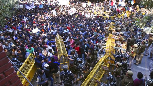 JNU students during a protest against fee hike, near JNU Campus. The police released around 100 students who were detained during the day, including JNUSU president Aishe Ghosh. (Sanjeev Verma / HT Photo)