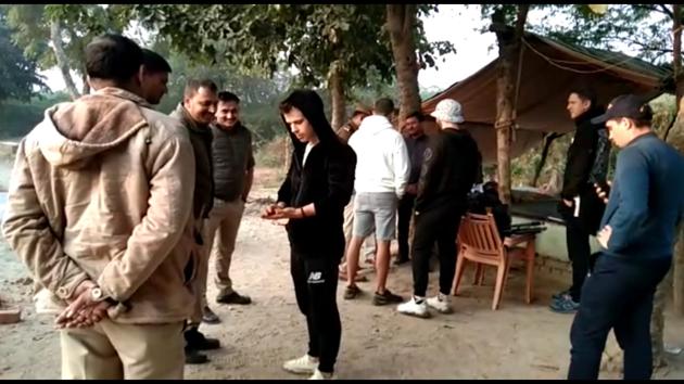 Police personnel with the Russian tourists who were caught flying a drone near Taj Mahal on Wednesday. (HT) Police personnel with the Russian tourists who were caught flying a drone near Taj Mahal on Wednesday. (HT)