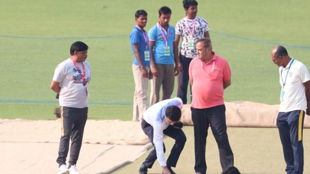 Sourav Ganguly inspects Eden Gardens pitch.(BCCI/Twitter)