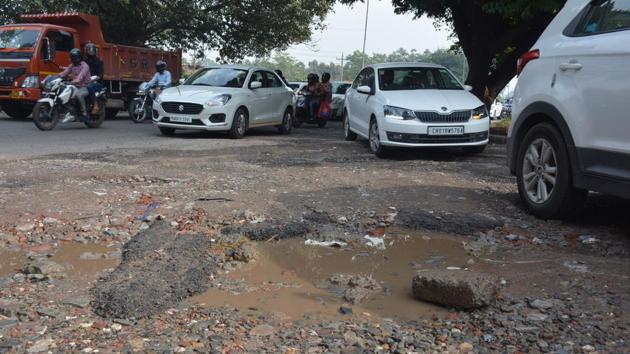 Bad roads were directly responsible for many deaths. Eighteen persons died due to potholes and another 50 were killed on underconstruction roads, the data showed. (HT Photo / Used for representational purpose only) Bad roads were directly responsible for many deaths. Eighteen persons died due to potholes and another 50 were killed on underconstruction roads, the data showed. (HT Photo / Used for representational purpose only)