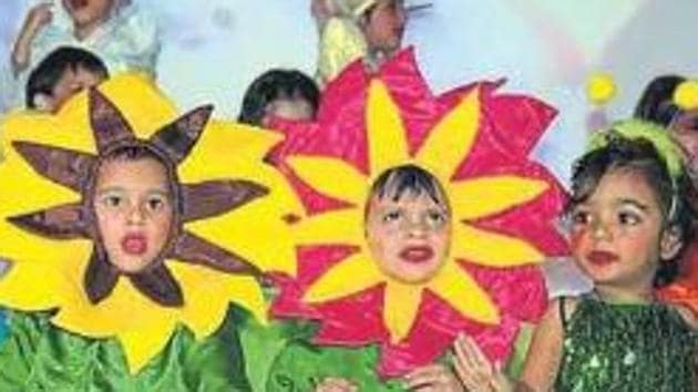 Students of Kids ‘R’ Kids School, Sector 42-C, organised a Parents’ Day enchantment programme. (HT) Students of Kids ‘R’ Kids School, Sector 42-C, organised a Parents’ Day enchantment programme. (HT)