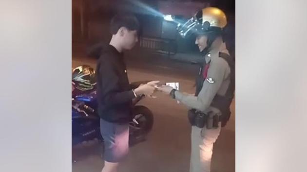The video shows a teenager and a policeman. (Facebook/P’Pee Jedsada) The video shows a teenager and a policeman. (Facebook/P’Pee Jedsada)