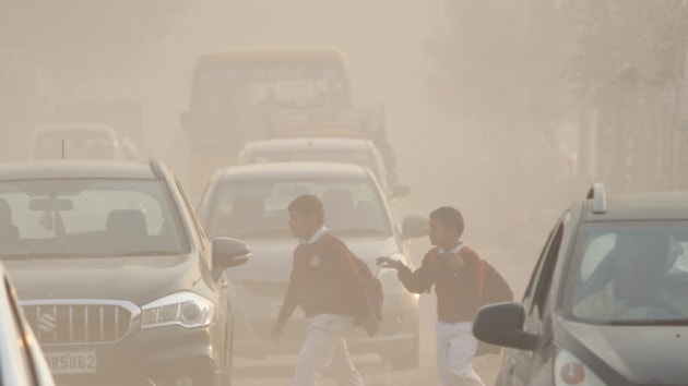 Experts said changing weather conditions and slowing down of the speed of winds in the region have contributed to the deteriorating air quality in Delhi.(Yogendra Kumar / HT Photo)