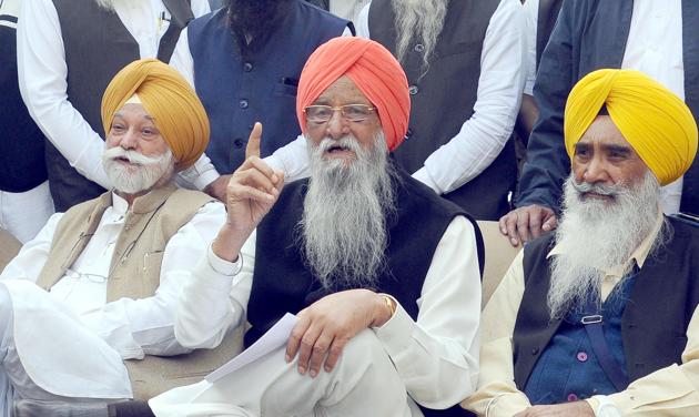 SAD Taksali president Ranjit Singh Brahmpura (centre) with party leader Bir Devinder Singh (left) and Sewa Singh Sekhwan in Amritsar on Thursday.(Sameer Sehgal/HT)