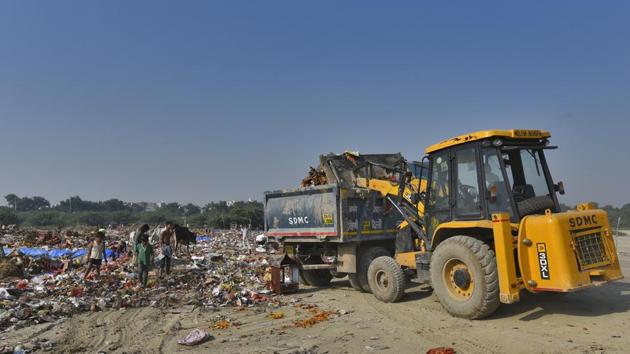 A South Delhi Municipal Corporation (SMCD) truck loads garbage, near Kalindi Kunj. The South Delhi Municipal Corporation (SDMC) might be better than its counterparts, but the shortage of staff strength is also pinching its efforts. “Officials are putting in all their efforts since the SC order. But manpower is definitely overworked,” Kamaljeet Sehrawat, leader of the house, SDMC, said. (Burhaan Kinu/ HT Photo) A South Delhi Municipal Corporation (SMCD) truck loads garbage, near Kalindi Kunj. The South Delhi Municipal Corporation (SDMC) might be better than its counterparts, but the shortage of staff strength is also pinching its efforts. “Officials are putting in all their efforts since the SC order. But manpower is definitely overworked,” Kamaljeet Sehrawat, leader of the house, SDMC, said. (Burhaan Kinu/ HT Photo)
