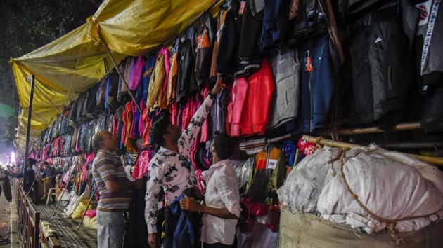 People buying winter wear from a street shops on Laxmi road on Wednesday.(SANKET WANKHADE>HT)