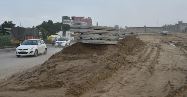 NHAI officials were told to repair the service lanes near the highways to ensure smooth traffic flow in the city.(HT PHOTO)