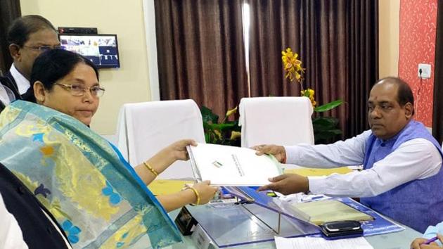 JMM candidate Sabita Mahato filed her nomination from Ichagarh assembly seat for Jharkhand Assembly election, on Wednesday November 20, 2019.(Manoj Kumar / HT Photo) JMM candidate Sabita Mahato filed her nomination from Ichagarh assembly seat for Jharkhand Assembly election, on Wednesday November 20, 2019.(Manoj Kumar / HT Photo)