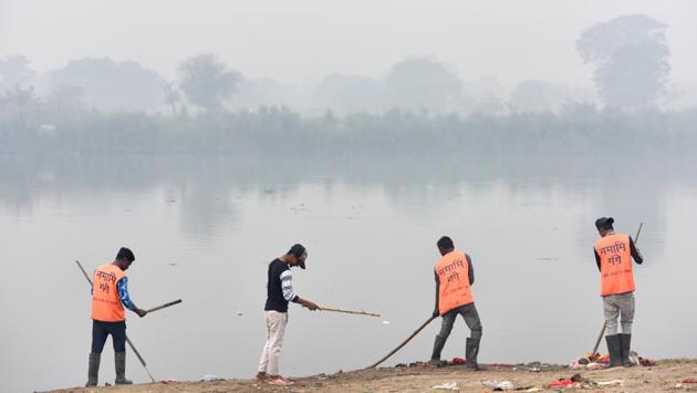 Volunteers from Namami Gange project are seen cleaning the ghats of Yamuna amid dense smog. The North Corporation has also been struggling with enforcement. Officials said that even though they had pooled in all resources, lack of both manpower and finances had limited their capacity in the field. Following Delhi’s lieutenant governor’s orders, the civic body has also compulsorily retired 39 officials—the highest in any civic agency in Delhi. (Sanchit Khanna/ HT Photo) Volunteers from Namami Gange project are seen cleaning the ghats of Yamuna amid dense smog. The North Corporation has also been struggling with enforcement. Officials said that even though they had pooled in all resources, lack of both manpower and finances had limited their capacity in the field. Following Delhi’s lieutenant governor’s orders, the civic body has also compulsorily retired 39 officials—the highest in any civic agency in Delhi. (Sanchit Khanna/ HT Photo)
