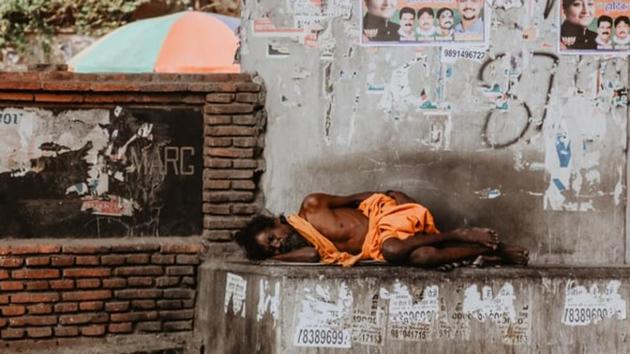 Economically disadvantaged people sleep less for a variety of reasons. They may do several jobs, work in shifts, live in noisy environments, and have greater levels of emotional and financial stress.(Unsplash)