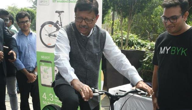 RA Rajeev, metropolitan commissioner MMRDA, tries out a rental bike.(HT Photo) RA Rajeev, metropolitan commissioner MMRDA, tries out a rental bike.(HT Photo)