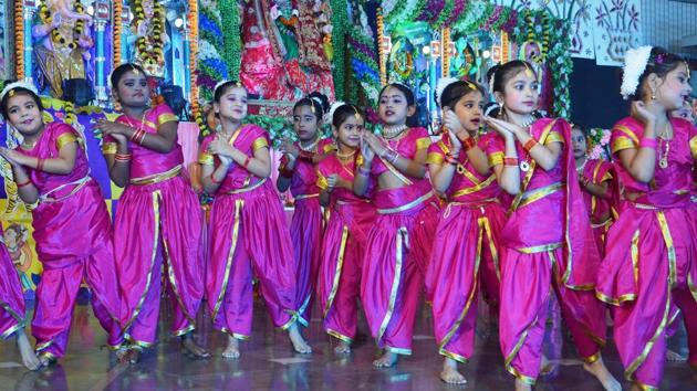 Students presented a scintillating dance.(HT)