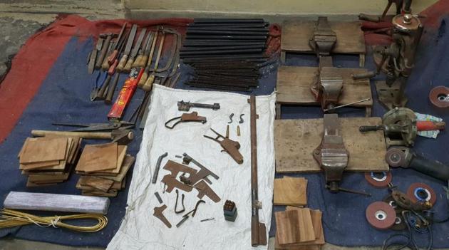 The gun factory was operating out of a room of a house in Meerut. Police said the guns were sold to custmers for <span class='webrupee'>₹</span>7,000.(HT Photo)