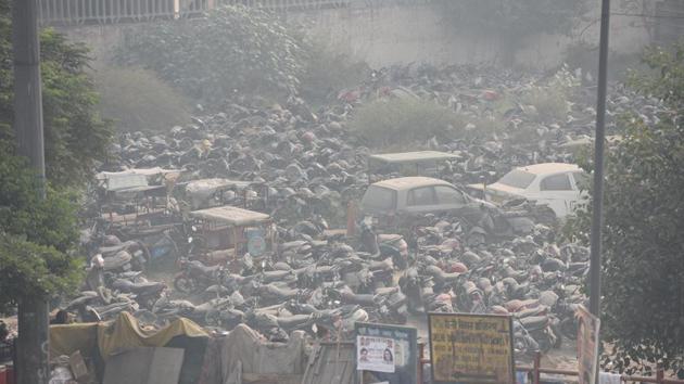 Vehicles in a parking lot during haze and smoggy weather at Shastri Park in New Delhi, on Thursday, November 21, 2019.(Sonu Mehta/HT PHOTO)