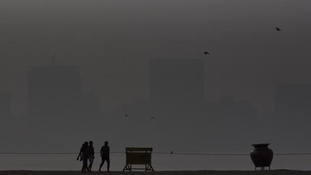 Smog seen at Girgaum Chowpatty in Mumbai, on Thursday, November 21, 2019. (Kunal Patil/HT Photo) Smog seen at Girgaum Chowpatty in Mumbai, on Thursday, November 21, 2019. (Kunal Patil/HT Photo)
