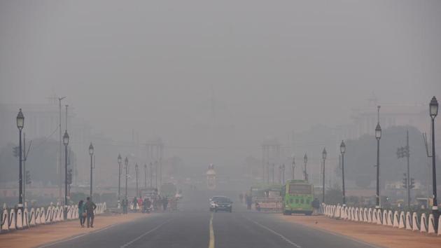 A view of smog and pollution at Rashtrapati Bhawan on Thursday, November 21. The dip in AQI is mainly due to two factors -- calm surface winds that prevent dispersion of pollutants and the stubble fire count that increased significantly as compared to last week. The smoke from stubble burning accounted for 7% of Delhi’s pollution on Thursday and is likely to decrease in the coming days. (Sanchit Khanna / HT Photo)