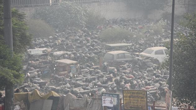 Vehicles in a parking lot during haze and smoggy weather at Shastri Park in New Delhi, on Thursday, November 21, 2019.(Sonu Mehta/HT PHOTO)