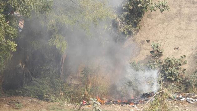 Smoke rises from a smouldering fire due to garbage being burnt near Basai Chowk, in Gurugram, on Thursday, November 21, 2019. (Yogendra Kumar/HT PHOTO) Smoke rises from a smouldering fire due to garbage being burnt near Basai Chowk, in Gurugram, on Thursday, November 21, 2019. (Yogendra Kumar/HT PHOTO)