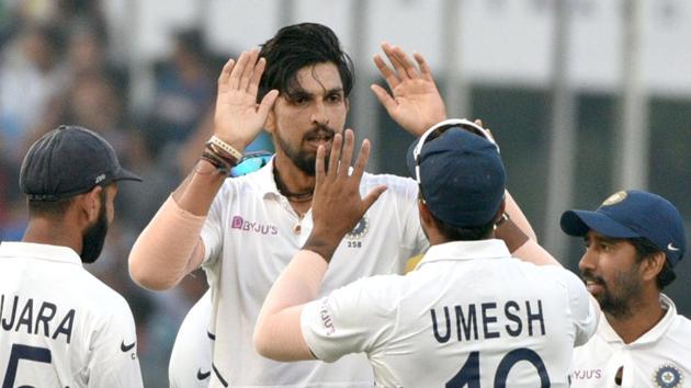 Indian bowler Ishant Sharma celebrates with Umesh Yadav.(Samir Jana / Hindustan Times)