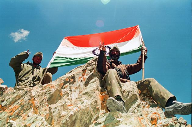 Soldiers atop Gun Hill, Kargil, 1999.(Dipak Das / Photo Division DPR MOD)