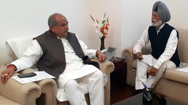Fatehgarh Sahib MP Dr Amar Singh interacting with Union agriculture minister Narendra Singh Tomar in New Delhi.(HT PHOTO)