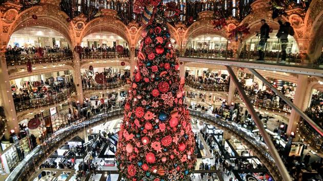 The Christmas tree during the Christmas windows opening night at the Galeries Lafayette department store in Paris. (ALAIN JOCARD / AFP) The Christmas tree during the Christmas windows opening night at the Galeries Lafayette department store in Paris. (ALAIN JOCARD / AFP)