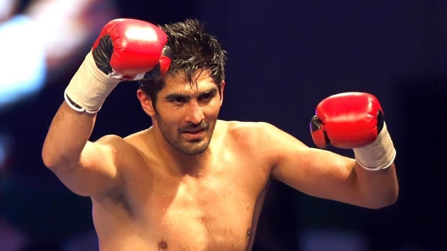 Vijender Singh’s right hand was just too precise and powerful to handle for Adamu, who looked intimidated, kept a shell guard, and was thrown off-balance more than once.(HT Photo)
