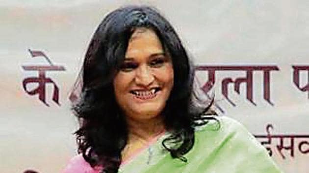 Noted writer from Rajasthan, Manisha Kulshreshtha, was awarded the 28th Bihari Puraskar for 2018 for her novel ‘Swapnapash’, on Friday. (HT Photo) Noted writer from Rajasthan, Manisha Kulshreshtha, was awarded the 28th Bihari Puraskar for 2018 for her novel ‘Swapnapash’, on Friday. (HT Photo)