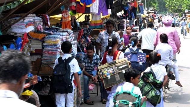 Patiala MC officials penalised over 20 street food vendors on Friday for occupying the footpaths and causing inconvenience to pedestrians (HT PHOTO) Patiala MC officials penalised over 20 street food vendors on Friday for occupying the footpaths and causing inconvenience to pedestrians (HT PHOTO)