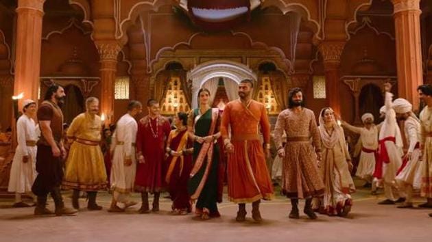 Panipat song Mann Mein Shiva: Arjun Kapoor and Kriti Sanon dance to celebrate their victory. Panipat song Mann Mein Shiva: Arjun Kapoor and Kriti Sanon dance to celebrate their victory.