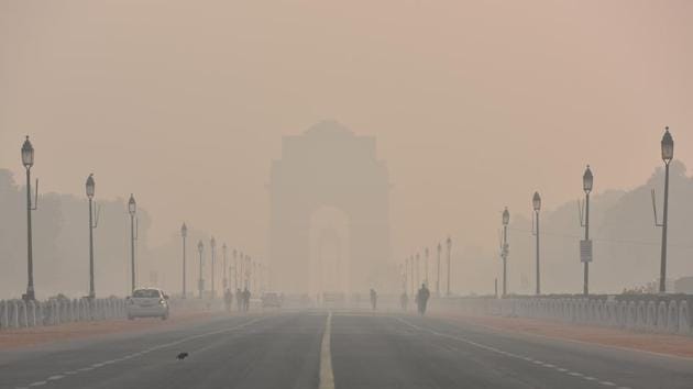 Heavy smog envelops India Gate, in New Delhi. The System of Air Quality and Weather Forecasting and Research (SAFAR), ministry of earth science’s weather and air quality monitoring centre, forecast also said the strong surface and boundary layer wind speed will help flush out toxic accumulation over the next two days. (Sanchit Khanna / HT Photo)