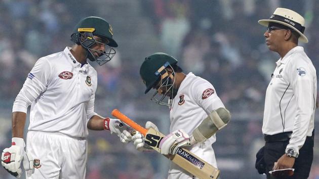 Bangladesh's Mahmudullah, left, shows a broken bat to teammate Mushfiqur Rahim. (AP)