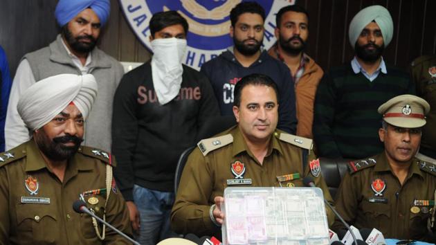 The arrested Police officials presenting arrested drug peddlar with durg money at Jalandharon November 23. (Pardeep Pandit/HT Photo) The arrested Police officials presenting arrested drug peddlar with durg money at Jalandharon November 23. (Pardeep Pandit/HT Photo)