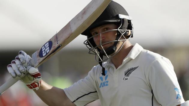 New Zealand's BJ Watling waves his bat to the crowd.(AP)