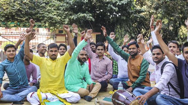 Students called off a fortnight-long sit-in protest on Friday against the appointment of a Muslim to teach Sanskrit in Banaras Hindu University’s Sanskrit studies department.(PTI photo)