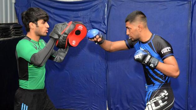 Karan Chauhan (blue) trains with Shaun Loyal (green) at crossbar in Pune.(Shankar Narayan/HT PHOTO)