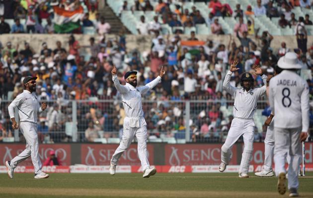 Indian captain Virat Kohli celebrates with other Indian players after winning the test series against Bangladesh by 2-0. (Samir Jana / Hindustan Times)