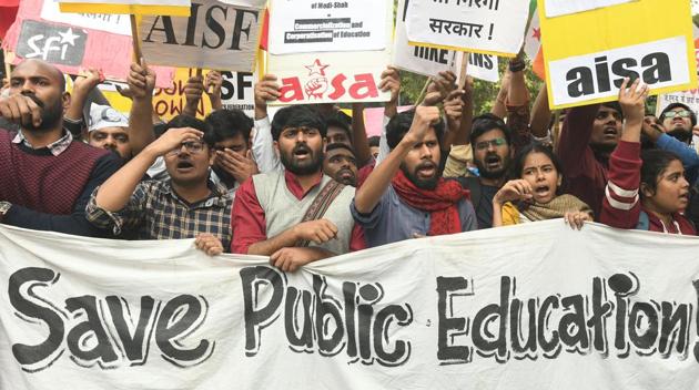 Students from the Jawaharlal Nehru University and various students unions raise slogans while carrying placards during a protest march from Mandi House to Jantar Mantar on the issue of fee hike, in New Delhi, India, on Saturday, November 23, 2019. (Raj K Raj/HT PHOTO) Students from the Jawaharlal Nehru University and various students unions raise slogans while carrying placards during a protest march from Mandi House to Jantar Mantar on the issue of fee hike, in New Delhi, India, on Saturday, November 23, 2019. (Raj K Raj/HT PHOTO)