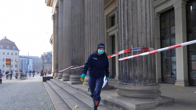 A policeman outside the Green Vault city palace, in Dresden.(Reuters) A policeman outside the Green Vault city palace, in Dresden.(Reuters)